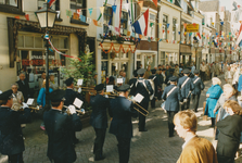 863108 Afbeelding van de Politiekapel in de Willemstraat in Wijk C te Utrecht, die het feest voor de afsluiting van een ...